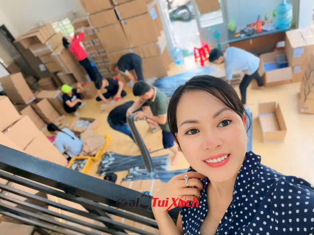 Hoa hậu Võ Thu Sương siêng năng làm việc mỗi ngày tại kho xưởng BaloTuiXach - SuongHouse