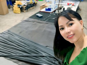 Hoa hậu Võ Thu Sương ghé thăm xưởng dây nịt, giám sát đơn hàng cho khách