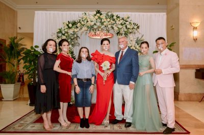 Khẩu trang trong suốt 1 phút bất ngờ ngơ ngác trong tiệc cưới của hoa hậu doanh nhân Võ Thu Sương