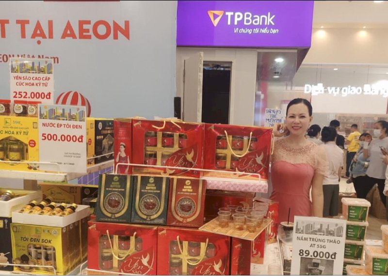 Nước yến sào Sương House tại gian hàng giới thiệu sản phẩm tại siêu thị Aeon